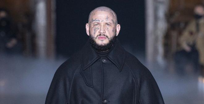 Seth Gueko défile en tenue de prêtre pour la Fashion Week