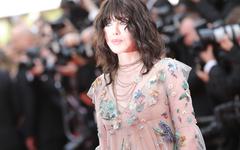 Fashion Week: Isabelle Adjani, Laetitia Casta et Emily Ratajkowski défilent pour AMI Paris