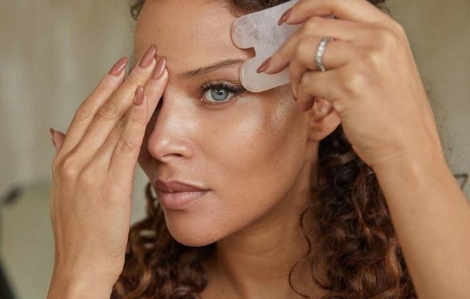 Comment utiliser la pierre Gua Sha – l’outil anti-âge naturel pour le visage dont toutes les femmes raffolent ?