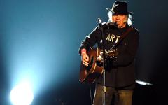 Neil Young menace de quitter Spotify, qui "diffuse de fausses informations sur les vaccins" contre le Covid-19