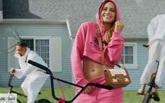 PHOTOS – Jennifer Lopez rayonnante : à 52 ans, elle affiche son ventre plat et ses abdos en béton