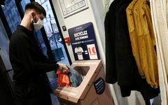 Des bons d’achat en échange de vos vieux vêtements : le geste écolo qui rapporte