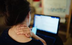 Écrans et vertèbres cervicales : une relation souvent douloureuse
