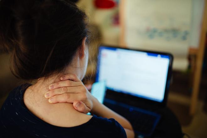 Écrans et vertèbres cervicales : une relation souvent douloureuse