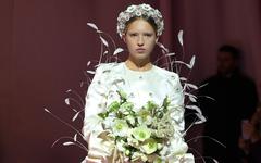 Lila Grace Moss, la fille de Kate Moss, était la mariée du défilé Richard Quinn