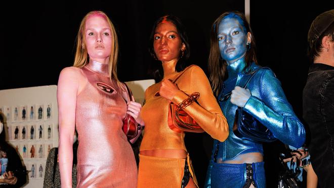 Body painting : les corps des tops entièrement peints du défilé Diesel