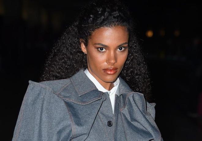 Tina Kunakey, solaire pour la Fashion Week de Milan