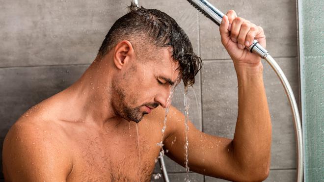 Messieurs, vous lavez trop souvent vos cheveux!