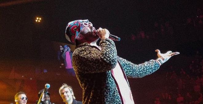 À Bercy, Jonathan Cohen aka "Fuckin Fred" a fait son grand retour avec Orelsan