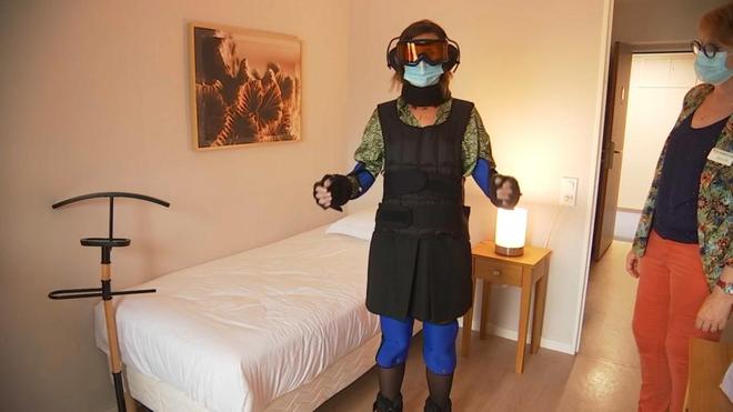 VIDÉO - Simulateur de vieillesse : quand des soignants se mettent dans la peau de nos aînés