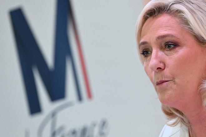 Rupture avec l'Allemagne, "rapprochement stratégique" avec la Russie : les grandes lignes du programme diplomatique de Marine Le Pen