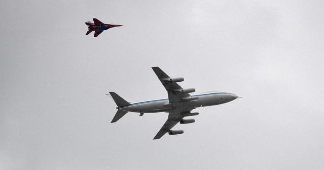 Poutine exhibe son «avion de l'apocalypse» dans le ciel de Moscou