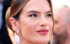 Alessandra Ambrósio dévoile ses secrets bien-être pour une vie plus apaisée