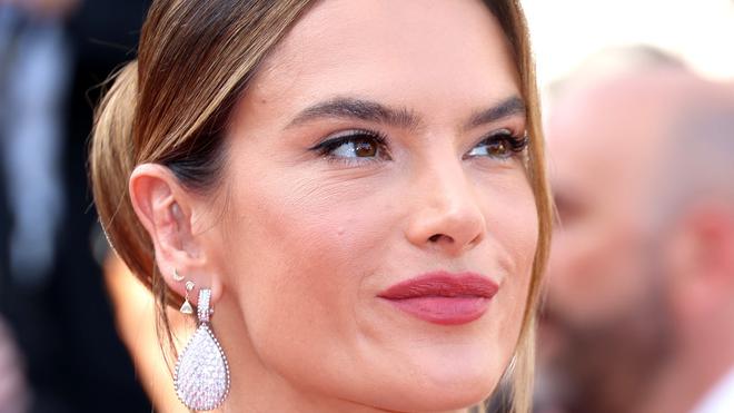 Alessandra Ambrósio dévoile ses secrets bien-être pour une vie plus apaisée