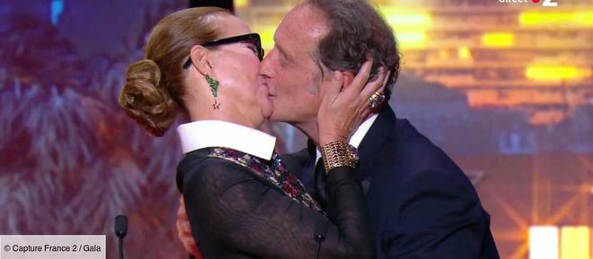 VIDÉO – Carole Bouquet et Vincent Lindon : ce baiser inattendu échangé en clôture du festival de Cannes