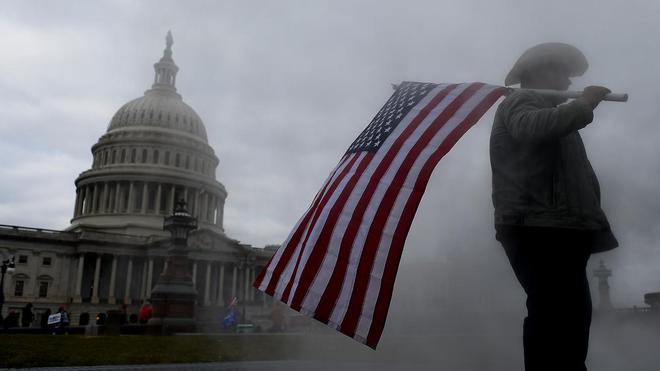 Assaut du Capitole : Donald Trump "au centre" d'une "tentative de coup d'État", des images inédites dévoilées