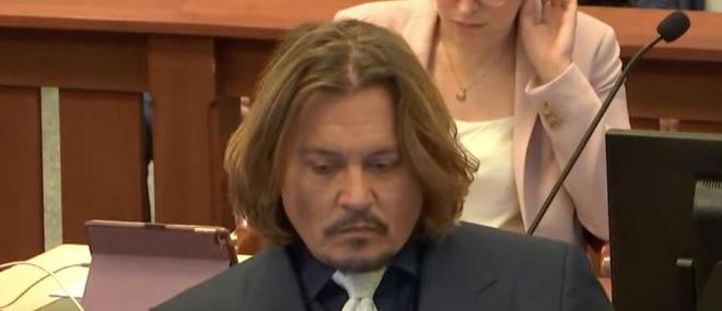 Après avoir remporté son procès contre son ex-femme, Amber Heard, Johnny Depp s’apprête à retrouver le chemin du tribunal : Il est accusé de violence par le régisseur d'un de ses films