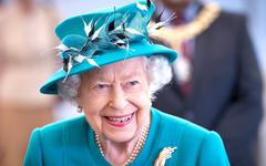 Chapeaux, robes et code couleur: le style d’Elizabeth II ne laissait rien au hasard