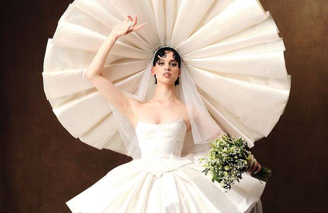 Fashion Week de Londres : cette mariée de défilé rend un hommage touchant à la reine