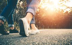 VIDÉO - Marcher 10.000 pas par jour, indispensable pour rester en forme ?