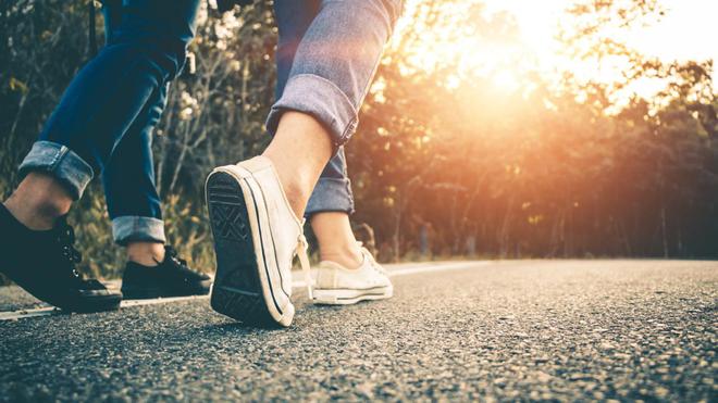 VIDÉO - Marcher 10.000 pas par jour, indispensable pour rester en forme ?