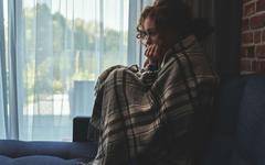 Être seul ou malheureux nous fait vieillir plus vite que la cigarette