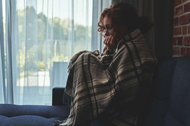 Être seul ou malheureux nous fait vieillir plus vite que la cigarette