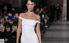 Défilé Coperni : Bella Hadid se fait vaporiser une robe à même la peau en pleine Fashion week parisienne