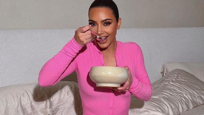 Kim Kardashian inclut toujours le même superaliment à ses petits-déjeuners : voici lequel