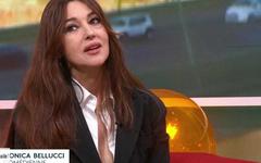 VIDÉO – Monica Bellucci : cette petite habitude qu’elle a quand le ton monte avec ses filles