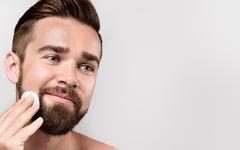 Homme : Comment réussir à avoir une peau de bébé en un rien de temps ?!