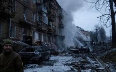 Guerre en Ukraine : les frappes «contre des infrastructures civiles sont un crime de guerre», dénonce Macron