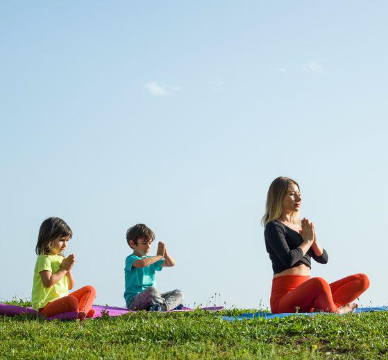 3 postures de Yoga faciles et à faire à la maison avec vos enfants