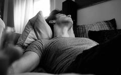 Les erreurs de sommeil les plus courantes chez les hommes et comment les éviter
