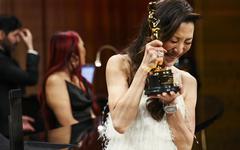 « C’est l’Histoire en marche » : le discours très fort de Michelle Yeoh, sacrée aux Oscars