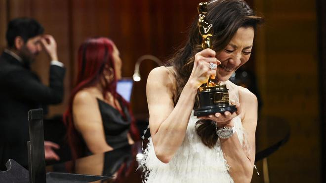 « C’est l’Histoire en marche » : le discours très fort de Michelle Yeoh, sacrée aux Oscars