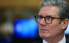 Royaume-Uni : la popularité du premier ministre Keir Starmer s’érode après les émeutes anti-immigration