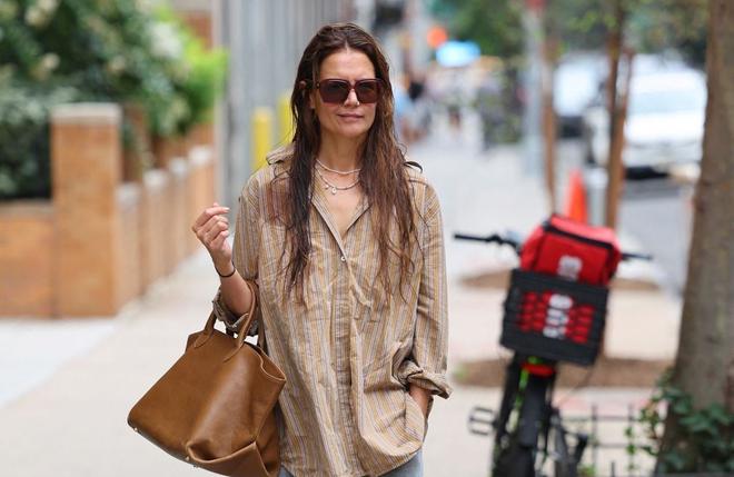 Katie Holmes maîtrise le look décontracté et chic