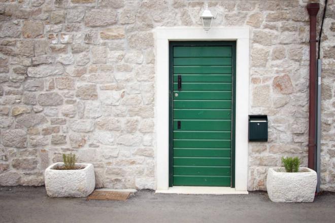 Le Feng Shui alerte : ne laissez rien accroché derrière la porte !