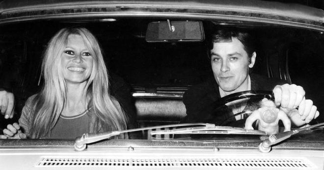 Arditi, Fremaux, Bardot, Cardinale, Line Renaud... Le monde de la culture rend un poignant hommage à Alain Delon