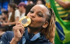 La championne olympique de gymnastique Rebeca Andrade partage son impressionnante routine d’assouplissement