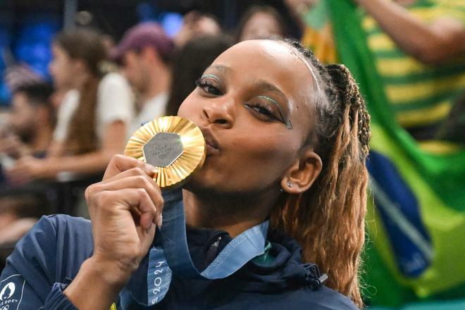 La championne olympique de gymnastique Rebeca Andrade partage son impressionnante routine d’assouplissement