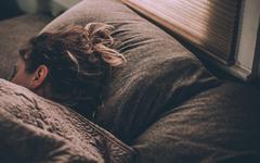 Harmonie nocturne : découvrez 5 points d’acupression pour un sommeil de rêve