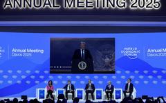 «Venez produire en Amérique», ou vous devrez «payer des droits de douane», lance Trump aux patrons réunis à Davos