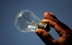 Faut-il vraiment trois jours de formation pour changer une ampoule au travail ?