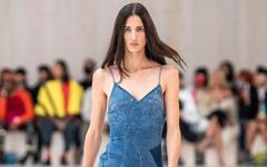 Ces robes des années 2000 font un retour avec élégance en 2025