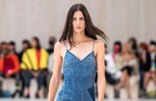 Ces robes des années 2000 font un retour avec élégance en 2025