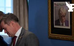 Le célèbre «mug shot» de Donald Trump affiché dans un couloir de la Maison-Blanche