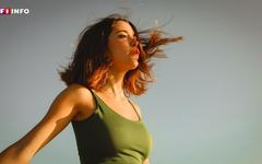 Le soutien-gorge en voie de disparition ? Les jeunes femmes de plus en plus adeptes au "no bra"