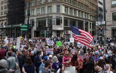 «Pas de roi en Amérique» : des milliers d'Américains dans la rue contre Trump